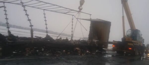 Видеофакт: из-за сгоревшей фуры на М1 образовалась пробка - Sputnik Беларусь