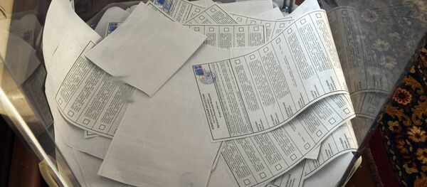 Урна с избирательными бюллетенями во время досрочного голосования на выборах президента РФ - Sputnik Беларусь