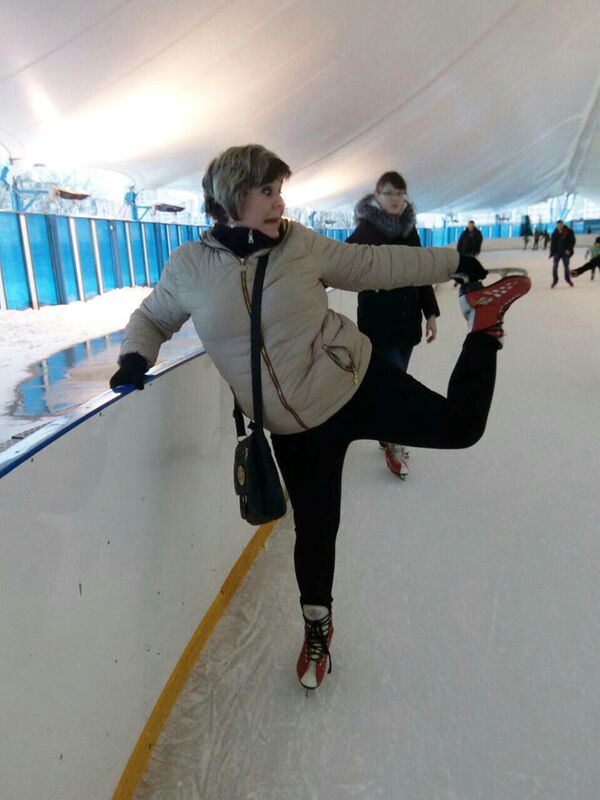 Гомельчанка Галина Германенко на катке за минуту до трагедии. На заднем плане видно, что брезент провисает под снегом - Sputnik Беларусь