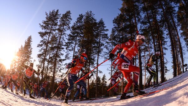 Уле-Эйнар Бьорндален (Норвегия) на дистанции масс-старта среди мужчин на чемпионате мира по биатлону в финском Контиолахти - Sputnik Беларусь