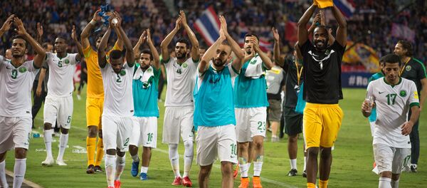 Члены сборной Саудовской Аравии радуются победе в отборочном мачте на ЧМ в России Члены сборной Саудовской Аравии радуются победе в отборочном мачте на ЧМ в России - Sputnik Беларусь