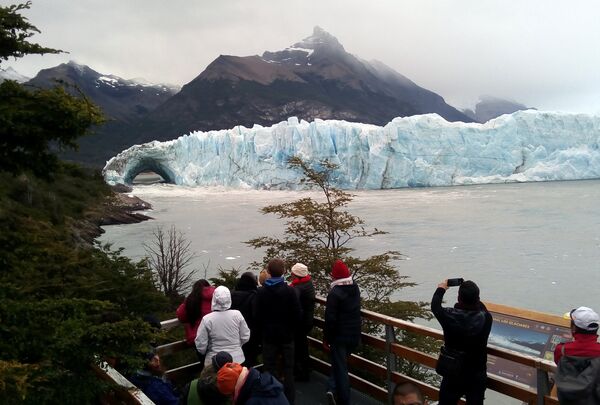 Перито-Морено - цель и мечта путешественников - расположен в 78 км от поселка Эль-Калафате, куда можно добраться на самолете - Sputnik Беларусь
