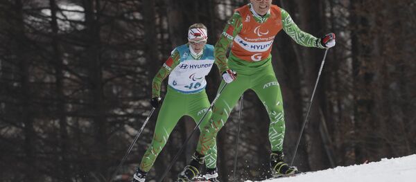 Белоруска Светлана Сахоненко (класс B2) с лидером Романом Ященко на Паралимпиаде-2018 - Sputnik Беларусь