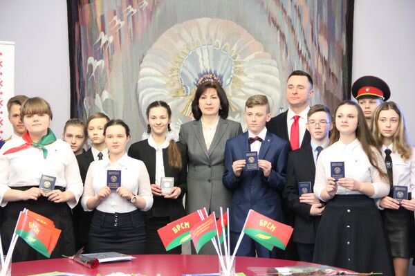 Паспорта подростки получили в Год малой родины - Sputnik Беларусь