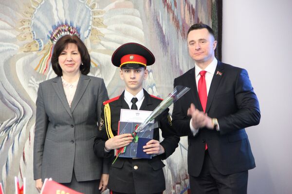 Наталья Качанова и Андрей Беляков вручили паспорта талантливым детям со всей Беларуси - Sputnik Беларусь