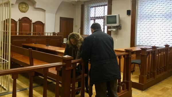 Обвиняемый Виктор Осочук и его адвокат накануне судебного заседания - Sputnik Беларусь