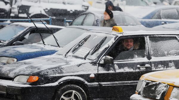 Водитель такси в ожидании пассажира - Sputnik Беларусь