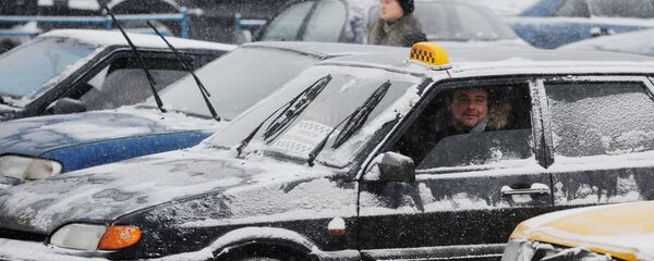 Водитель такси в ожидании пассажира - Sputnik Беларусь