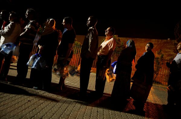 Люди стоят в очереди за водой в пригороде Ньюлендса в Кейптауне, Южная Африка - Sputnik Беларусь