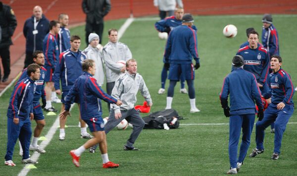Главный тренер сборной Англии Стивен Макларен (в центре) во время тренировки английской сборной на стадионе Лужники накануне футбольного матча отборочного турнира Евро-2008 со сборной России - Sputnik Беларусь