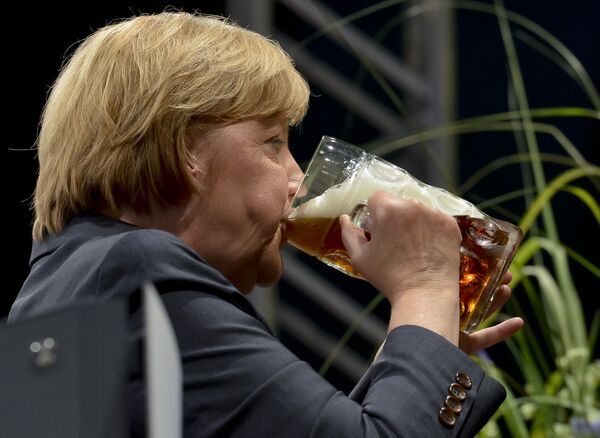 Как известно, канцлер Германии - большой любитель пива. Архивы мировых фотоагентств изобилуют ее фотографиями с бокалом пенного напитка. - Sputnik Беларусь
