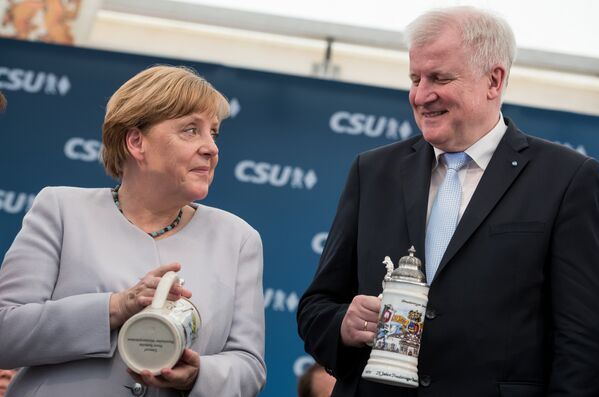 С премьер-министром Баварии в мае 2017-го на агитационном мероприятии ХДС/ХСС. Тогда после предвыборного страстного и прямолинейного выступления канцлер осушила бокал пива, вызвав неоднозначную реакцию немцев. - Sputnik Беларусь