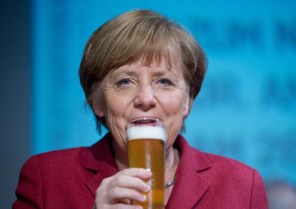 Пиво было и остается одним из самых любимых напитков немцев. Меркель никогда не скрывала своего пристрастия к этому продукту. - Sputnik Беларусь