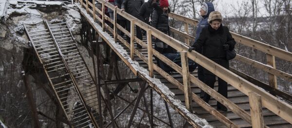 Люди в районе временного пункта пропуска Станица Луганская между Украиной и Луганской народной республикой (ЛНР) в районе станицы Луганская. - Sputnik Беларусь
