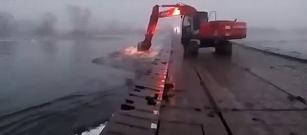 Понтон в Житковичах спасали ото льда - Sputnik Беларусь