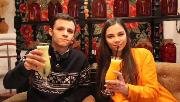Участники Ты супер! Вера Ярошик и Максим Гнатюк поднимают бокалы с соком в молдавском ресторане - Sputnik Беларусь
