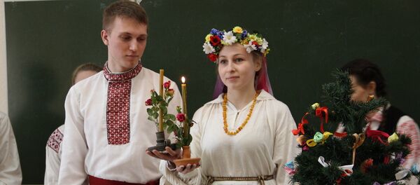 Традыцыйнае палесскае вяселле ўзнавалі беларускія студэнты Традыцыйнае палесскае вяселле ўзнавалі беларускія студэнты - Sputnik Беларусь