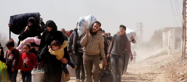 Ежечасно через гумкоридор из Восточной Гуты выходят более 800 человек - Sputnik Беларусь