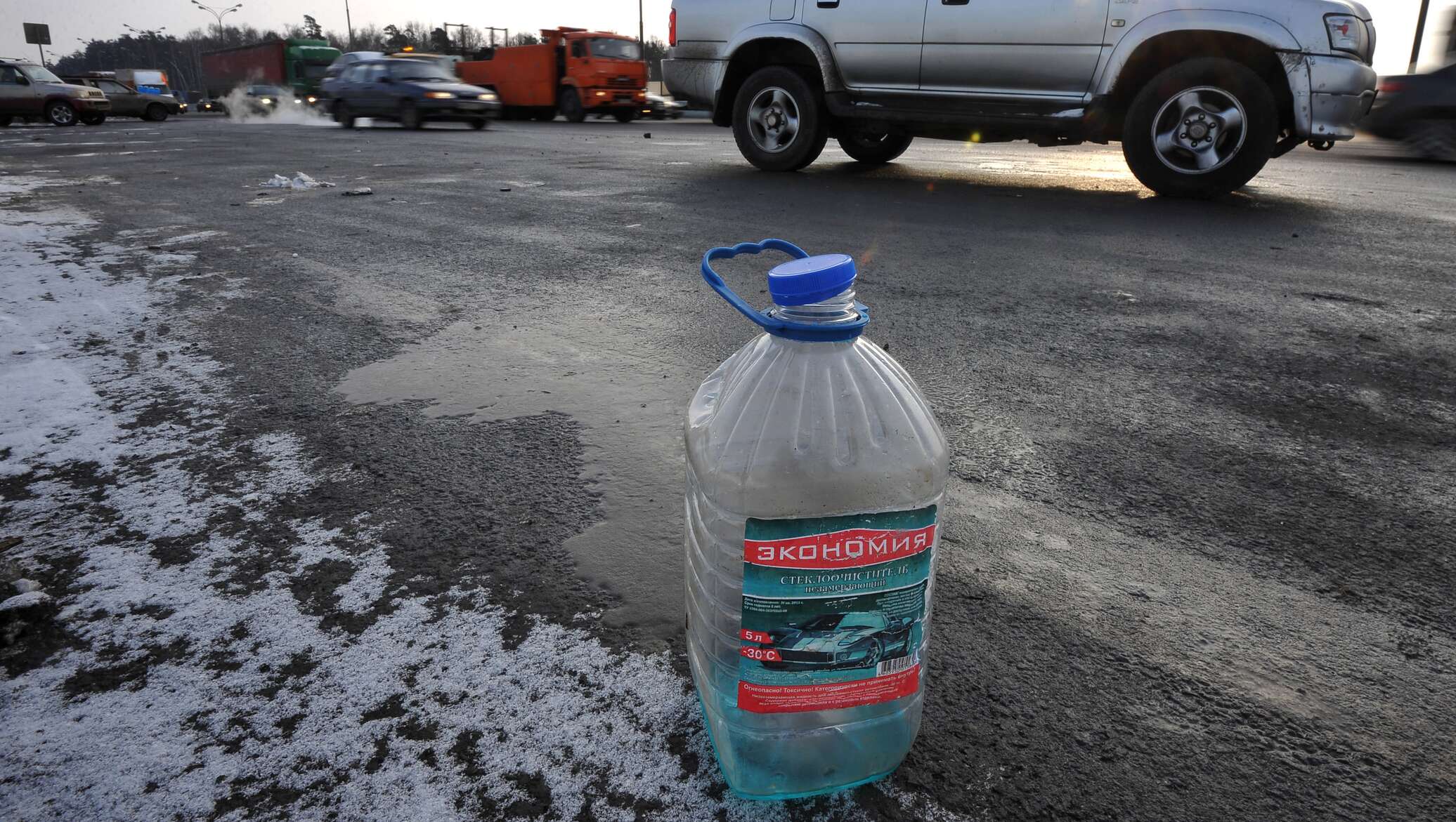 Можно смешивать незамерзайку с водой. Можно смешивать незамерзайку с водой. Незамерзайка из изопропилового спирта. Заливаем незамерзайку в камри. Стеклоомывающая жидкость зимняя.