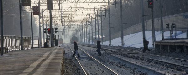 Железнодорожный пешеходный переход на станции Салтыковская - Sputnik Беларусь