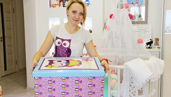 Марина Бегункова в декретном отпуске занялась созданием коробок с хэнд-мэйд приданым для младенцев - Sputnik Беларусь