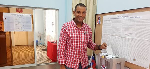 Председатель Координационного совета российских соотечественников в Республике Конго Дюк Мишель Нгебана проголосовал досрочно в Почетном консульстве Российской Федерации в г. Пуэнт-Нуар (Республика Конго) - Sputnik Беларусь