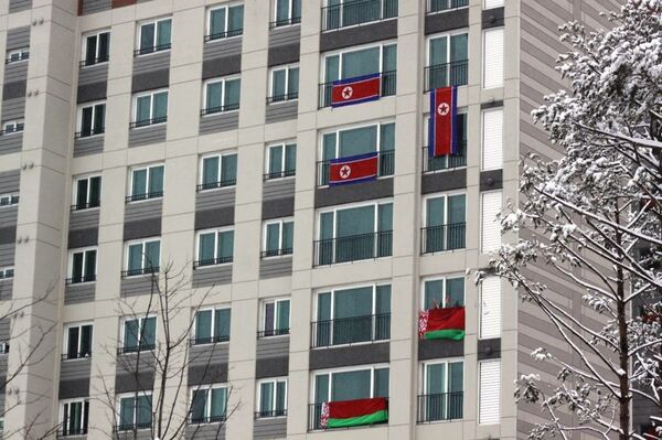 Дом в олимпийской деревне, где живут белорусы, несколькими этажами выше - спортсмены из КНДР - Sputnik Беларусь