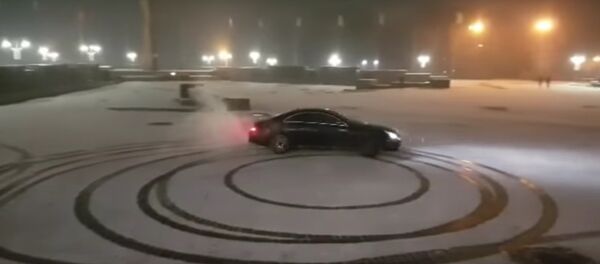 Видеофакт: как Mercedes дрифтовал на площади Славы в Могилеве - Sputnik Беларусь