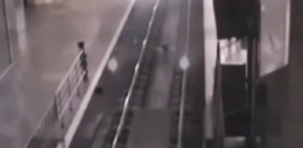 Поезд-призрак на вокзале в Китае Поезд-призрак на вокзале в Китае - Sputnik Беларусь