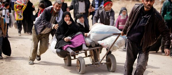 Мирные жители покидают Восточную Гуту через гуманитарный коридор - Sputnik Беларусь