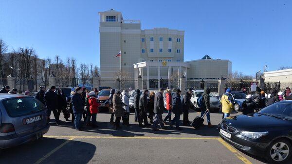 Очередь на избирательный участок в Посольстве России в Минске - Sputnik Беларусь