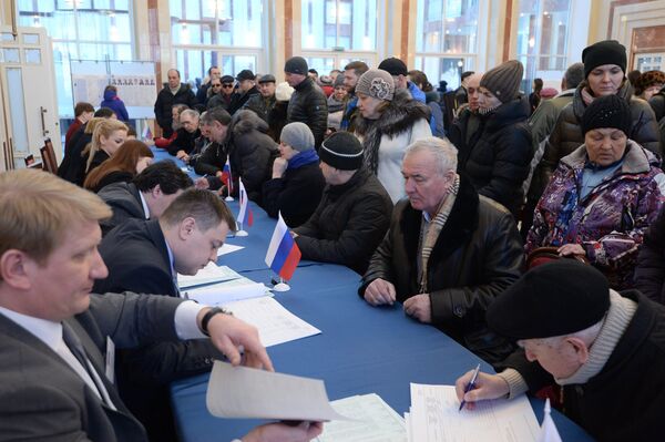 Избиратели на выборах президента РФ в посольстве России в Минске - Sputnik Беларусь
