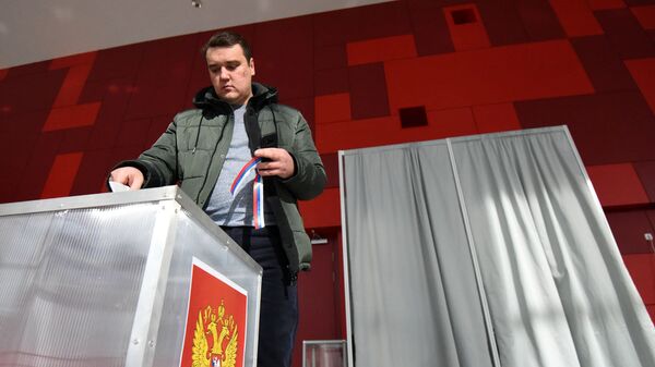 Мужчина голосует на выборах президента России, архивное фото - Sputnik Беларусь