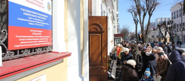 Солнечный день собрал российских избирателей на участке в Бресте - Sputnik Беларусь