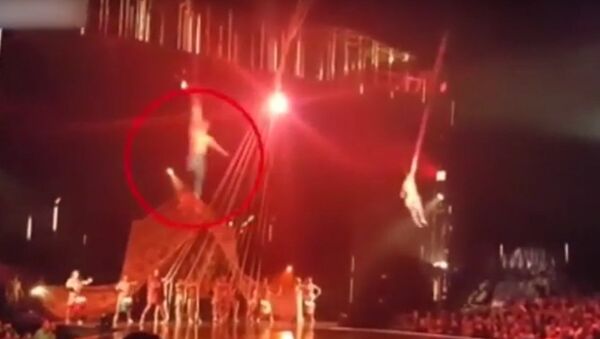 Кадры падения акробата цирка Дю Солей - Sputnik Беларусь