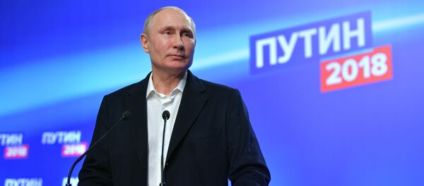Владимир Путин в избирательном штабе после окончания голосования Владимир Путин в избирательном штабе после окончания голосования - Sputnik Беларусь