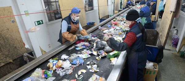 Так выглядит конвейер по сортировке мусора Так выглядит конвейер по сортировке мусора - Sputnik Беларусь