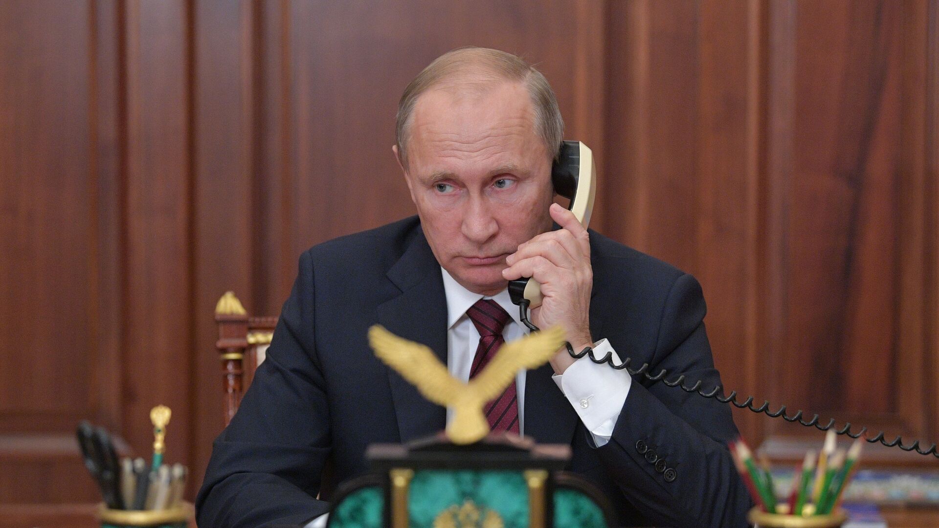 Президент РФ В. Путин ведет телефонный разговор - Sputnik Беларусь, 1920, 10.12.2021