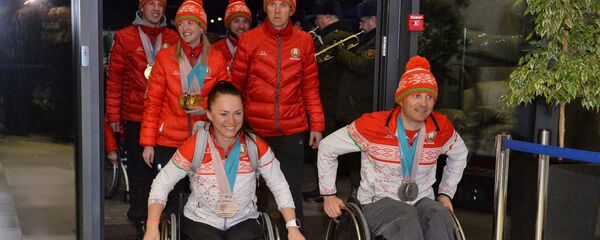 Белорусские паралимпийцы вернулись в Минск - Sputnik Беларусь