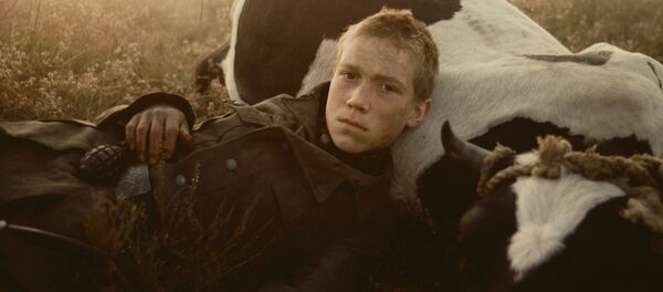 Алеша Кравченко в роли Флеры на съемках фильма Иди и смотри режиссера Элема Климова - Sputnik Беларусь