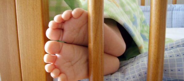 Ребенок в кроватке - Sputnik Беларусь