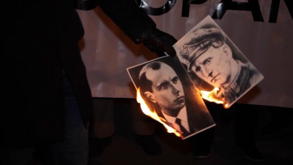 Польские националисты сожгли портреты Бандеры и Шухевича перед посольством Украины в Варшаве - Sputnik Беларусь