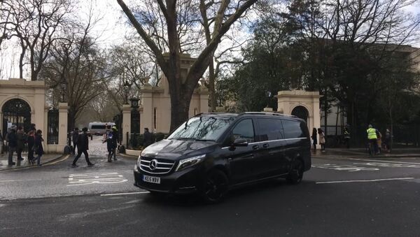 Машины с российскими дипломатами и их семьями покинули посольство РФ в Лондоне - Sputnik Беларусь
