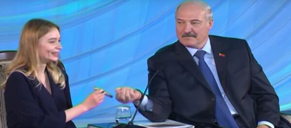 Лукашенко дарит студентке ручку - Sputnik Беларусь