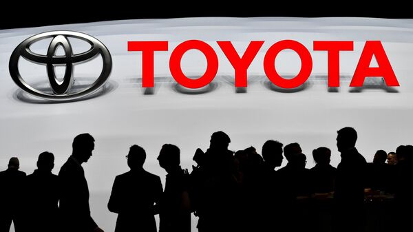 Силуэты на фоне логотипа Toyota - Sputnik Беларусь