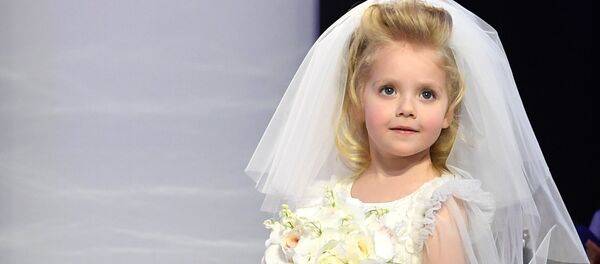 Лиза Галкина вышла на подиум в свадебном платье от Галины Юдашкиной - Sputnik Беларусь