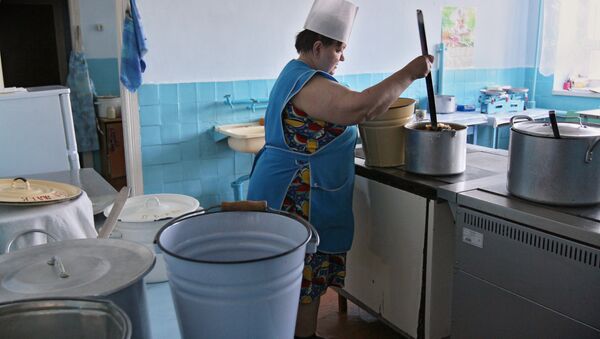 Повар раскладывает обед по группам на кухне детского сада, архивное фото - Sputnik Беларусь