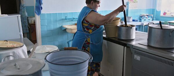 Повар раскладывает обед по группам на кухне детского сада, архивное фото - Sputnik Беларусь