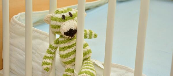 Игрушка в детской кроватке - Sputnik Беларусь