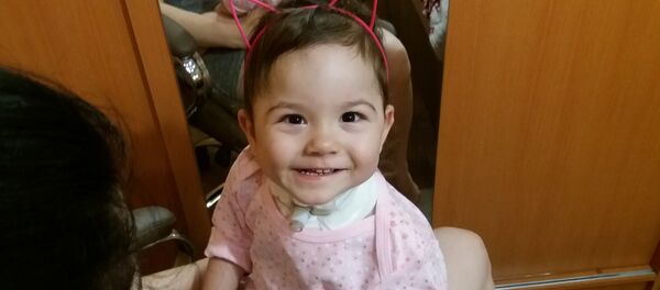 Саша растет улыбчивым ребенком, вот только говорить и смеяться еще не умеет из-за трубки в трахее - Sputnik Беларусь